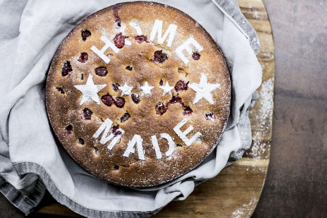 eine windeltorte ist eine kreative und praktische geschenkidee für baby-partys, die aus windeln kunstvoll gestaltet wird.